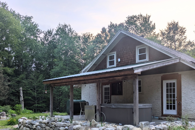 Back patio & Hot tub - Sweet Home in the Woods