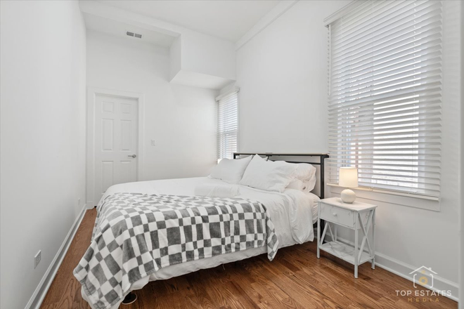 Bedroom 1 (King Bed) - 2bd/2ba, King bed, Pets OK, Laundry, Fenced Yard Apartments