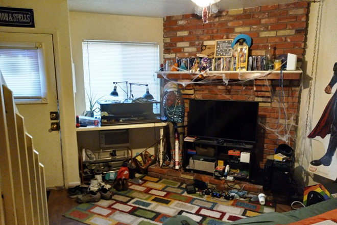 2537 Spruce #2 - living room facing front door - 4BR Downtown - AVAILABLE FOR AUGUST Townhome