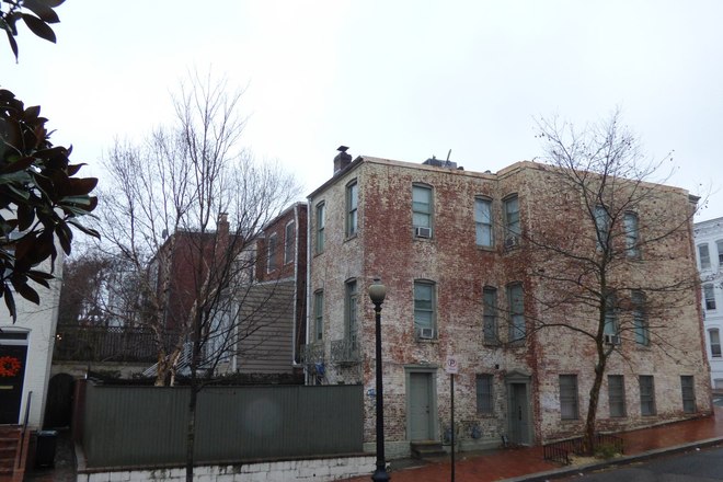 Side of building (lots of windows!) - 3300 Prospect Street NW House