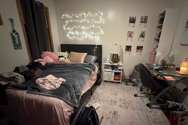 Bedroom - Subletting 1bed in a 4bed Apartment on Hillside St, 2min from Green Line and 39 bus