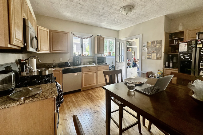 Kitchen - Spring sublease available - 20 Sunset Rd - first month rent free Apartments