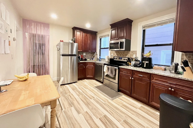 ... - WEST MISSION HILL 3 BED WITH DECK & YARD