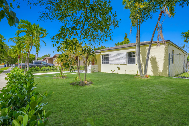 Spacious front yard, fenced in. - PRIME DEAL: FULLY FURNISHED & Remodeled 4/3 House - Minutes away from UM!