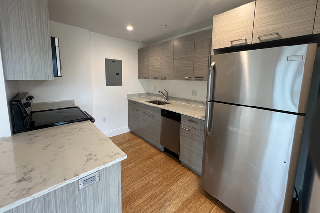 - - 2 Bedrooms/2 Bathrooms close to campus