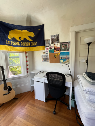 Desk Area - Cute room for rent! Close to campus