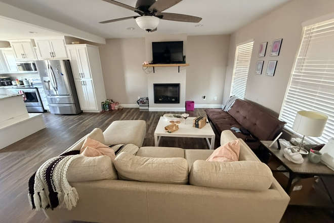 Living room - House for Rent near campus