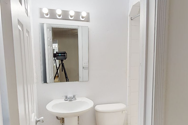 Bathroom - Studio Sublease | Midtown | Walk to UF