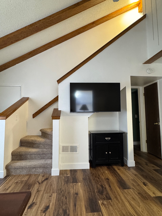 Shared TV and stairs to loft suite - Loft suite for 2 at University Meadows