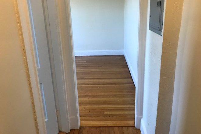 hubrealtyproperties.com - Handy front facing studio with new big kitchen Apartments