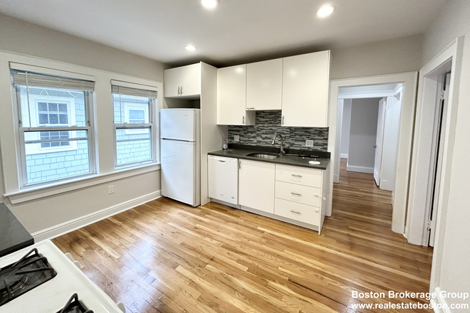 kitchen - Spacious 4-bed, 1-bath apartment - In Unit Laundry!
