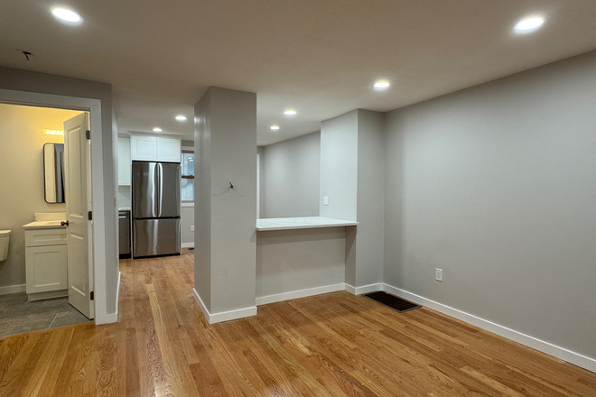 41 Ashford - NO BROKER FEES - Next to BU Campus - New Renovation - Central AC/Laundry/Quartz - 5 Bed 3 Bath