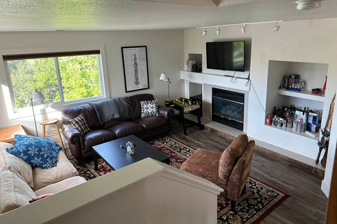 main floor living room - Gold Run Condo Room for Spring/Summer Sublet