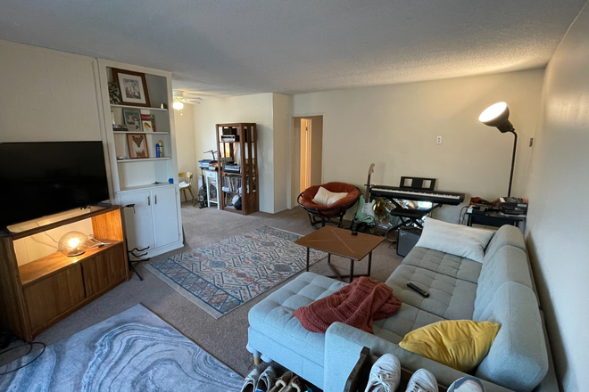 Living room from front door - Looking to replace roommate in PB end of March. 2 bed 1 bath close to the beach and Garnet