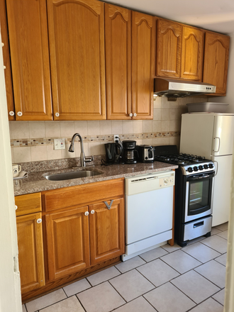 Kitchen - CENTRAL SQ STUDIO HANCOCK ST 02/01 ***NO FEE***