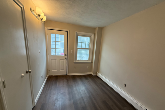 Bedroom - Room in 3 Bedroom Apartment in Revere w/Utilities - MBTA easy access