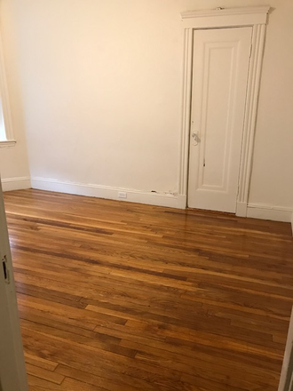 Hub Realty - Large studio with new bathroom installed, in Fenway Apartments