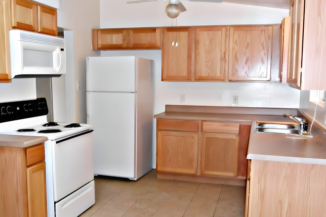 Nice Spacious Kitchen - 5 Bed 2 Bath near UofA House
