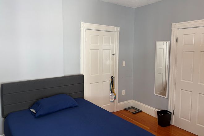 Bedroom - 1 spacious bedroom available in a 4bd1b unit in Davis Square Apartments