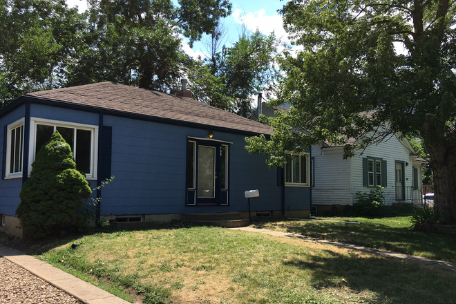 Front - Fall 2026 pre-lease 4-br house between Hill & Downtown. Walk everywhere!