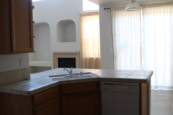 kitchen - 6 bedroom house 3.5 Baths 1 minute walk to Cat Tracks in Bellevue Ranch