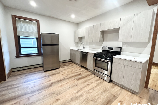 kitchen - 3 bed 1bath on Tremont Street Apartments