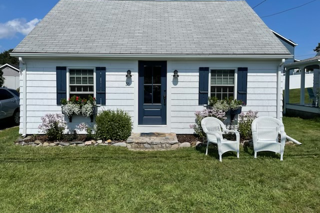 Front of the house daytime - Cozy Cottage in the Scarborough Area of Narragansett for The Academic Year House