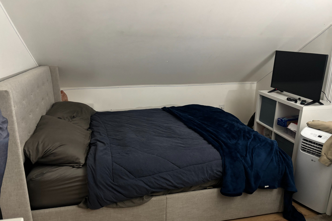 Bedroom - Off Campus House Near Boston College