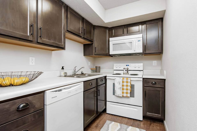 Kitchen - Spacious 1 bed 1 bath in University Crossing Apartments