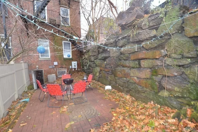 - - No Broker Fee! Short Commute to Campus! Large 6 Bed 4 Bath w/ Back Yard Patio Apartments