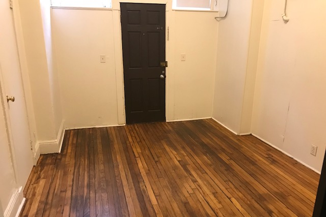 Hub Realty - Handy 2 bedroom split, private entrance, ground level