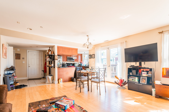 . - HUGE SPACIOUS 3 BEDROOM 2 BATHROOM FOR 9/1 Triplex