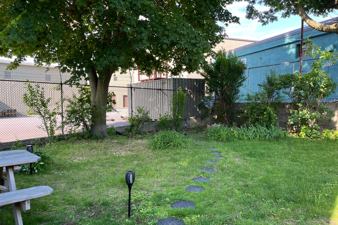 Shared Yard - 33 Valley St #2 Triplex