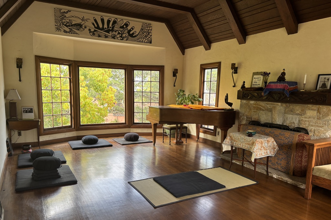 Living Room/Communal Zendo - 1 or 2 Bed Rooms Available for Fall Semester+ in Quiet Vegetarian House