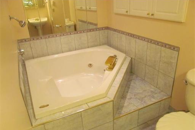 Jacuzzi - Beautiful & comfortable house in nice neighborhood