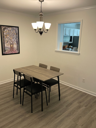 Kitchen table - 1 private room with private bathroom in a renovated and furnished 2B/2.5BA townhouse