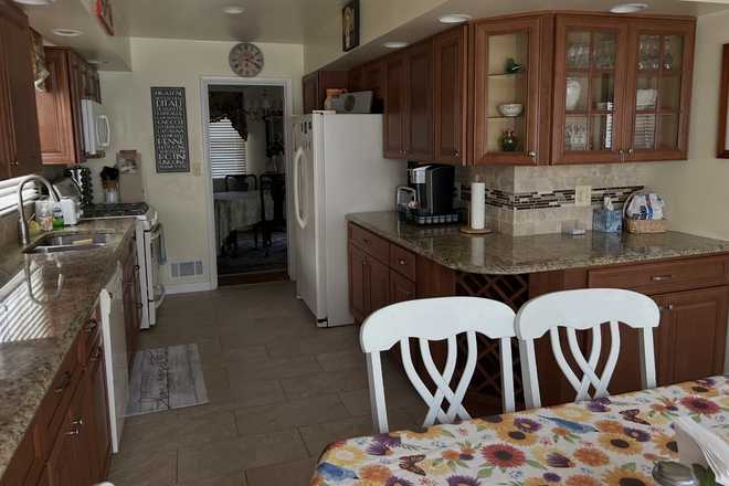 Kitchen - Lutherville Furnished 3 Bedroom House