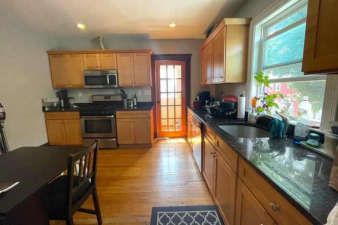 Kitchen - HUGE RENOVATED 6 BEDROOM IN MEDFORD! Rental