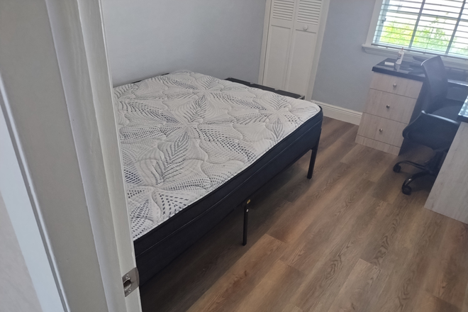 bedroom - Individual room great for student ,LGBTQ FRIENDLY . 5 blocks from UM campus House