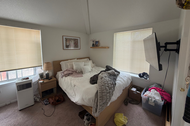 queen bed - Room Available for Sublease 2027 House