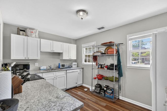 Kitchen - Townhouse close to campus!