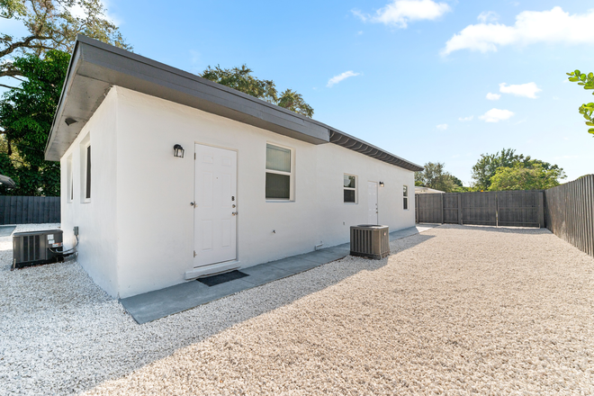 Private Entrance - Private 1/1 Available to Rent (one year lease) House