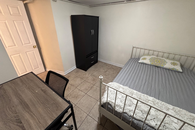 Room - Furnished Basement room with AC in 3 bedroom unit, Kensington Market. 10 mins to UofT and TMU Triplex