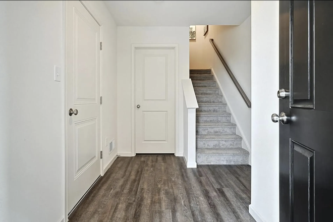Front Doorway - Modern Townhome 15min to Campus & Hospital