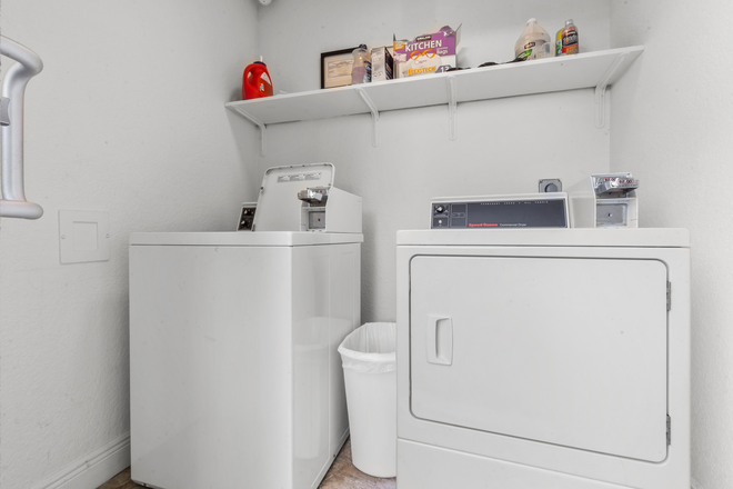 laundry - Walk to Campus. REMODELED Modern STUDIO at Celine Gardens (5 star property) Apartments