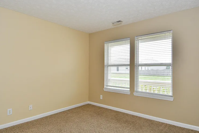 Bedroom with front porch view - 3 Bedroom 2 Bath House near campus
