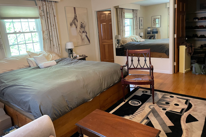 Master bedroom - Burlington south end hill section.  large bright bedroom House