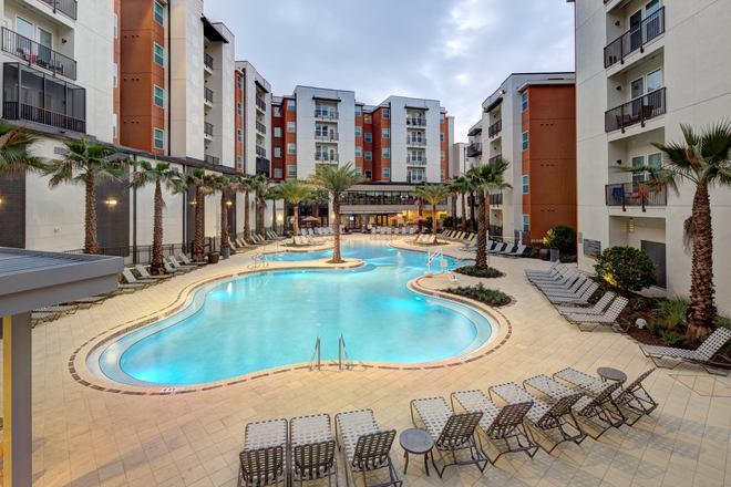 Resort style pool - Plaza on University Apartments