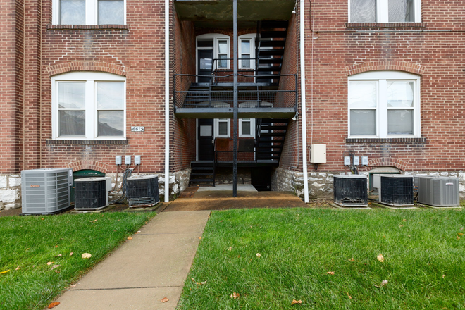 back of building - 2 Bedroom apartment very close to campus