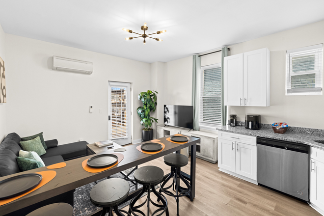 kitchen living space - Spacious Renovated 3BR/2BA Sleeps 6 + Parking Apartments